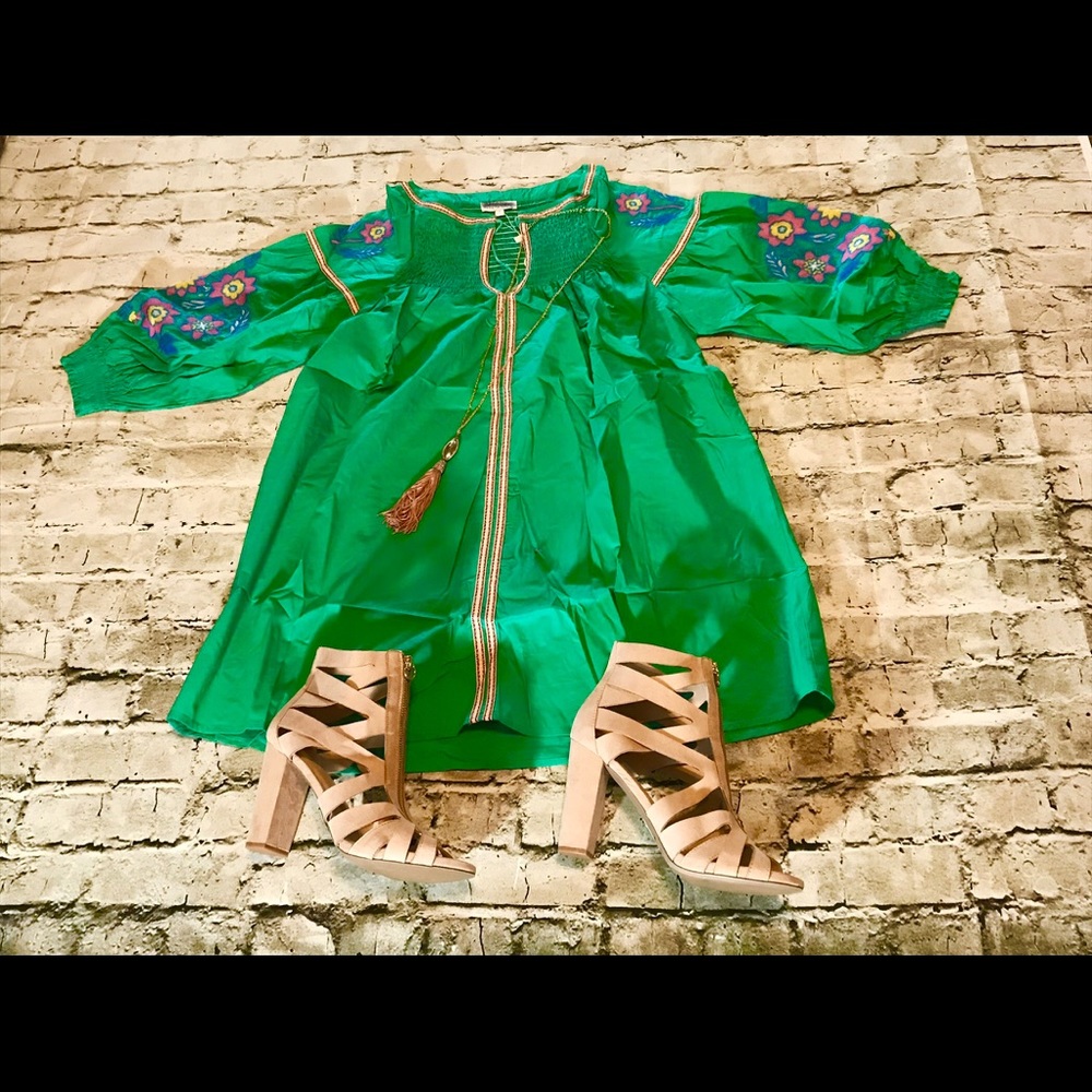 Beautiful Bright Green Dress w/ Embroided sleeves!